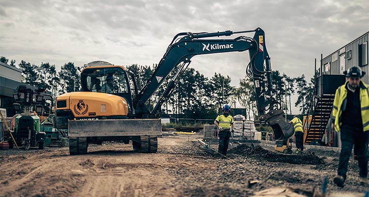 Kilmac digger & staff on a building site